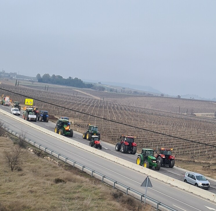 Los tractores vuelven a tomar las carreteras aragonesas un año después Los tractores vuelven a tomar las carreteras aragonesas un año después